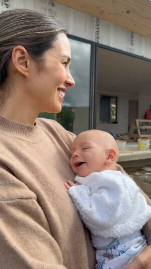 Vanesa Borghi Instagram - 🏠 Los avances de nuestra casa. 

Estamos muy felices de cómo vamos paso a paso construyendo nuestro sueño juntos. 
Es increíble como hace tan poco tiempo estábamos apenas comenzando la relación y hoy somos familia, lo digo con mayúsculas, ME LLENA DE ORGULLO LO QUE HEMOS FORMADO. Ahora depende de nosotros cuidar lo que tenemos. 

Familia Garcés Borghi 

Estábamos pensando en ponerle nombre a nuestra casita en el sur… nos ayudan a buscarlo?

Cambiando de tema, tal como les comenté en otros post , construir de cero ha sido todo un desafío, encontramos personas muy buenas y otras que nos han decepcionado, así que si quieren que les pasemos datos porque están buscando proveedores, nos escriben y los ayudamos. 
A quienes quiero destacar en este reel es a los amigos de @casamusachile ya que nos asesoraron en todo lo que fue la luminaria de la casa, los vendedores sacaron aplausos. Unos genios ! Gracias gracias por ser tan proactivos 👏🏻