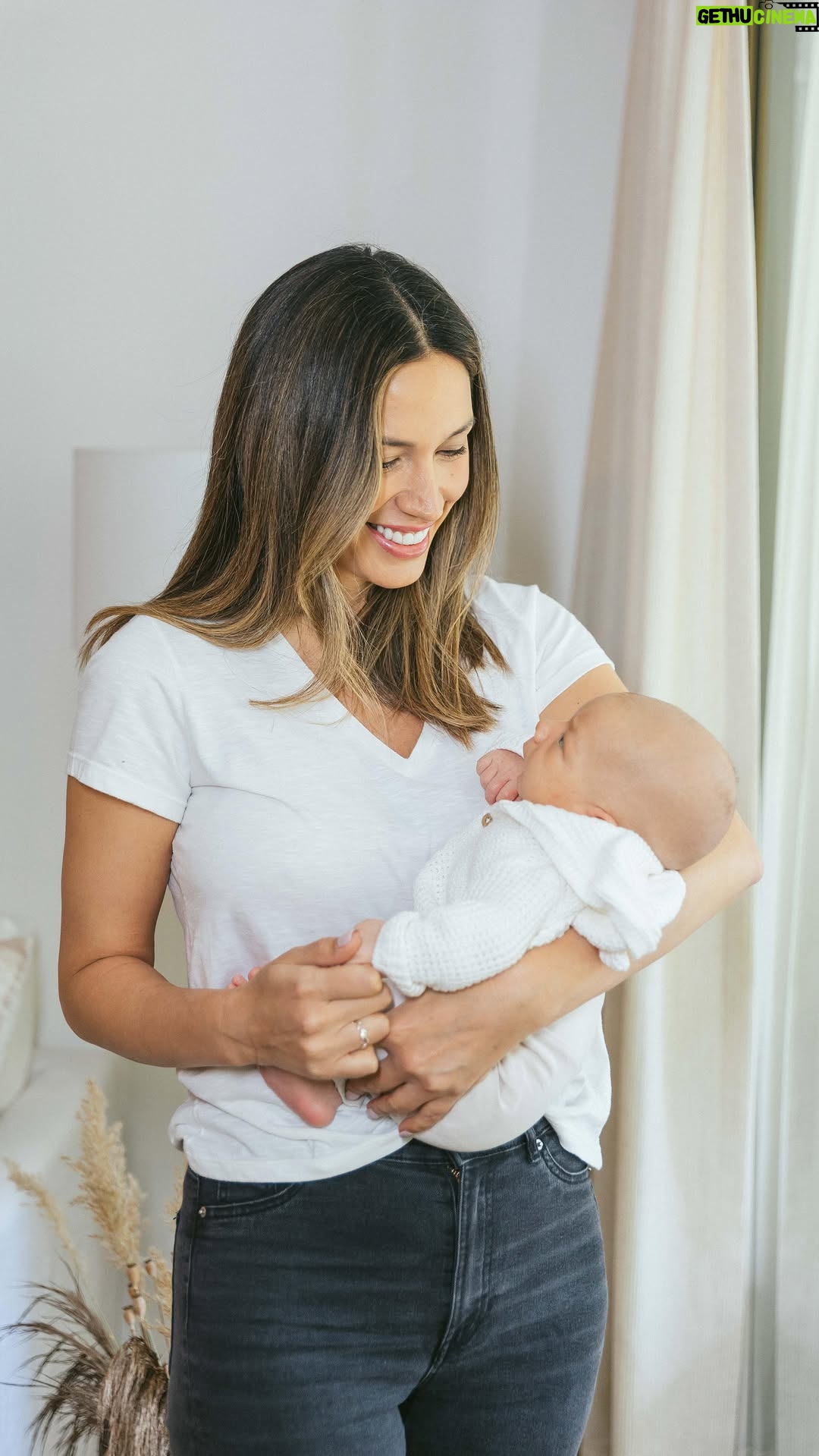 Vanesa Borghi - 9.3K Likes - Como mamá prácticamente una no tiene tiempo para cuidarse, entonces hace unos meses buscando productos que me agilicen el día encontré Lactovit. El gel de baño es mi favorito ya que tiene una textura cremosa que me gusta mucho, además averiguando me enteré que su fórmula contiene Ácido Láctico y Urea, por eso mi piel no solo se siente hidratada sino reparada. Cuando tengo tiempo y mi gordito Teo está tranquilo también utilizo otros productos de la marca como la leche corporal para completar una rutina diaria para que mi piel quede más elástica y firme . Me gustaron y por eso quería compartir este video con ustedes. #Lactovit # Lactourea #pielreparadapieljoven
