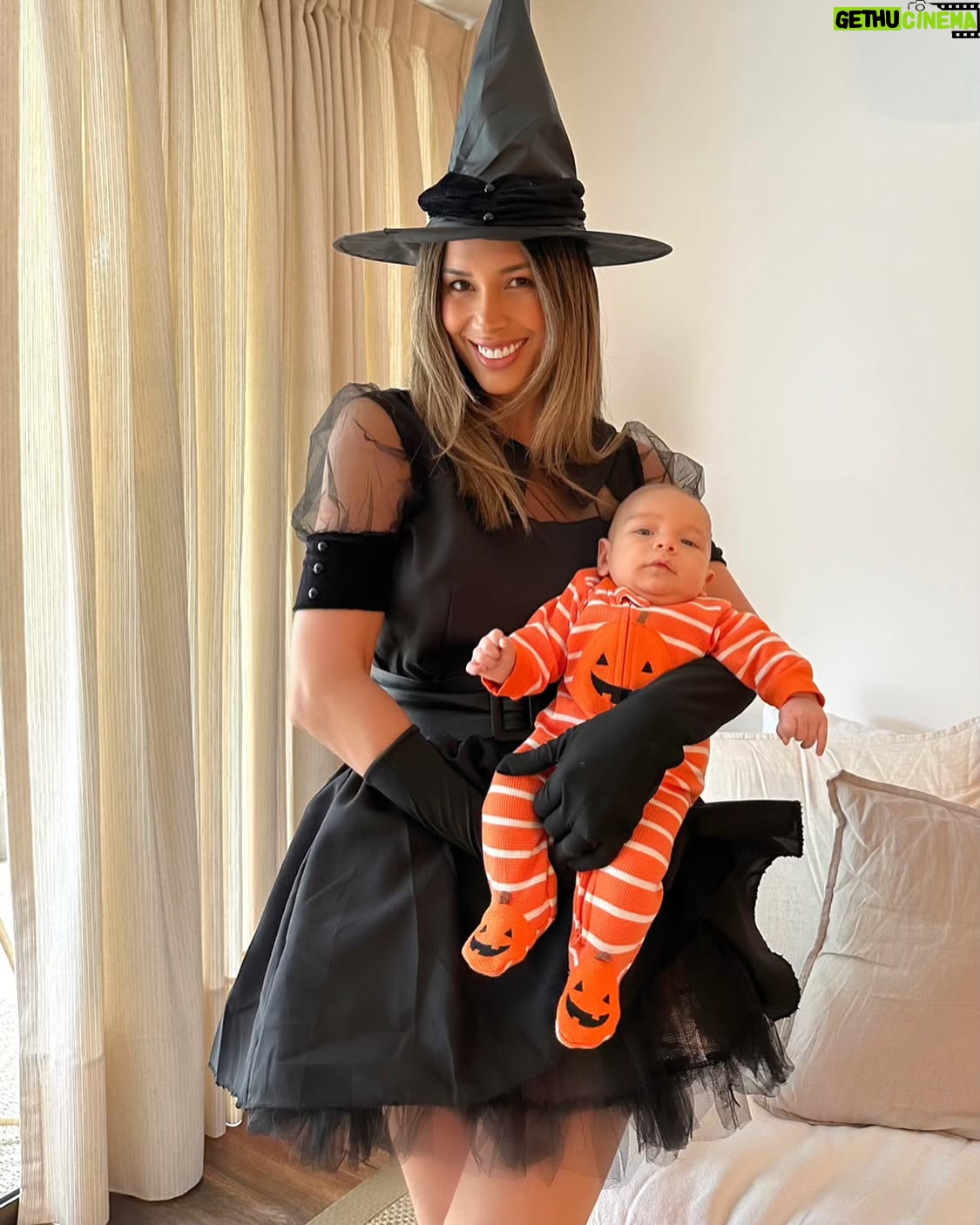 Vanesa Borghi - 25.2K Likes - Dulce o travesura? Hermosa mi calabaza, no? 🎃 🧙♀️