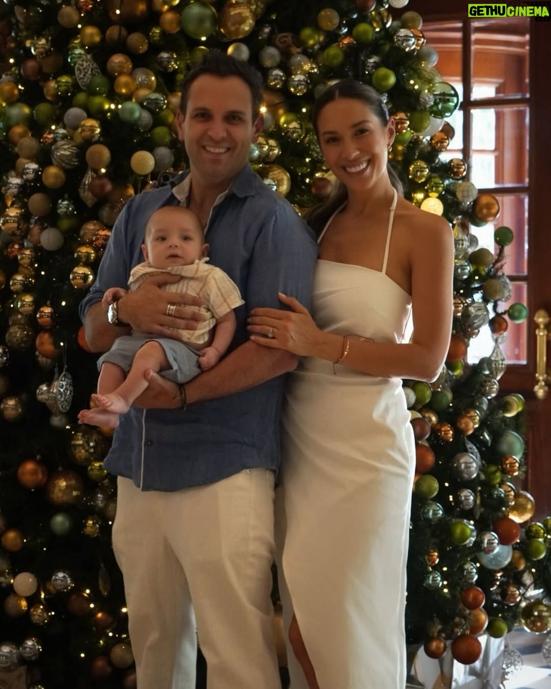 Vanesa Borghi - 18.7K Likes - La familia Garcés Borghi desea que pasen una linda noche buena y una muy feliz navidad !
