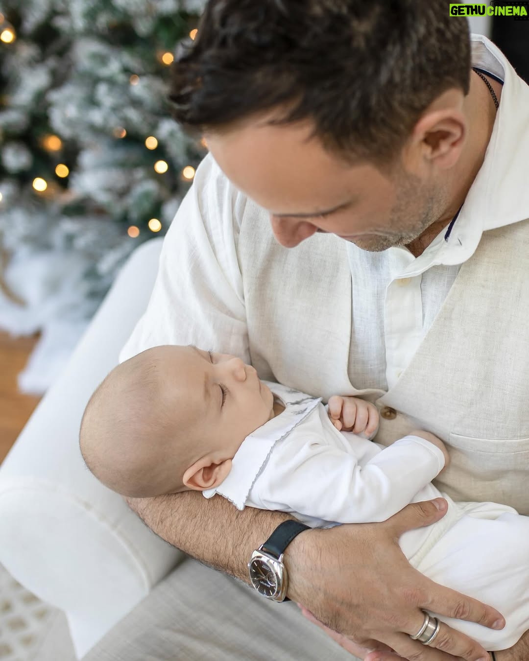 Vanesa Borghi - 29K Likes - Navidad para mí significa AMOR
Va más allá de armar el árbol y de los regalos, siempre sentí que tenía un lindo mensaje, porque era una fecha para reunirse con la familia, para acercarse a quien por algún motivo uno se había alejado, para perdonar. Lo solía asociar a lo espiritual por sobre lo material.
Son lindos sentimientos los que me trae este mes, me da pena estar lejos de mi familia. Pero esta es la que hemos formado con Carlitos y no puedo estar más feliz ❤️
Falta Lulú en la foto en las hermosas fotos que nos hizo @mimiwebber_fotografia , gracias por retratar los mejores momentos con Teo.
Que significa la navidad para ti?