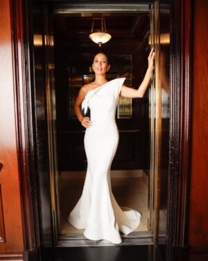 Vanesa Borghi Instagram - Paso por acá para agradecerles por sus mensajes y por la buena energía .
Son pocos segundos en la alfombra, pero es un trabajo de meses para los que trabajaron en este hermoso look. Por lo mismo gracias a este equipo maravilloso ✨ 

 @linachiuminatto @doloresgazitua @makarena_montaner @carstanjoyas 

Ph @ifuran