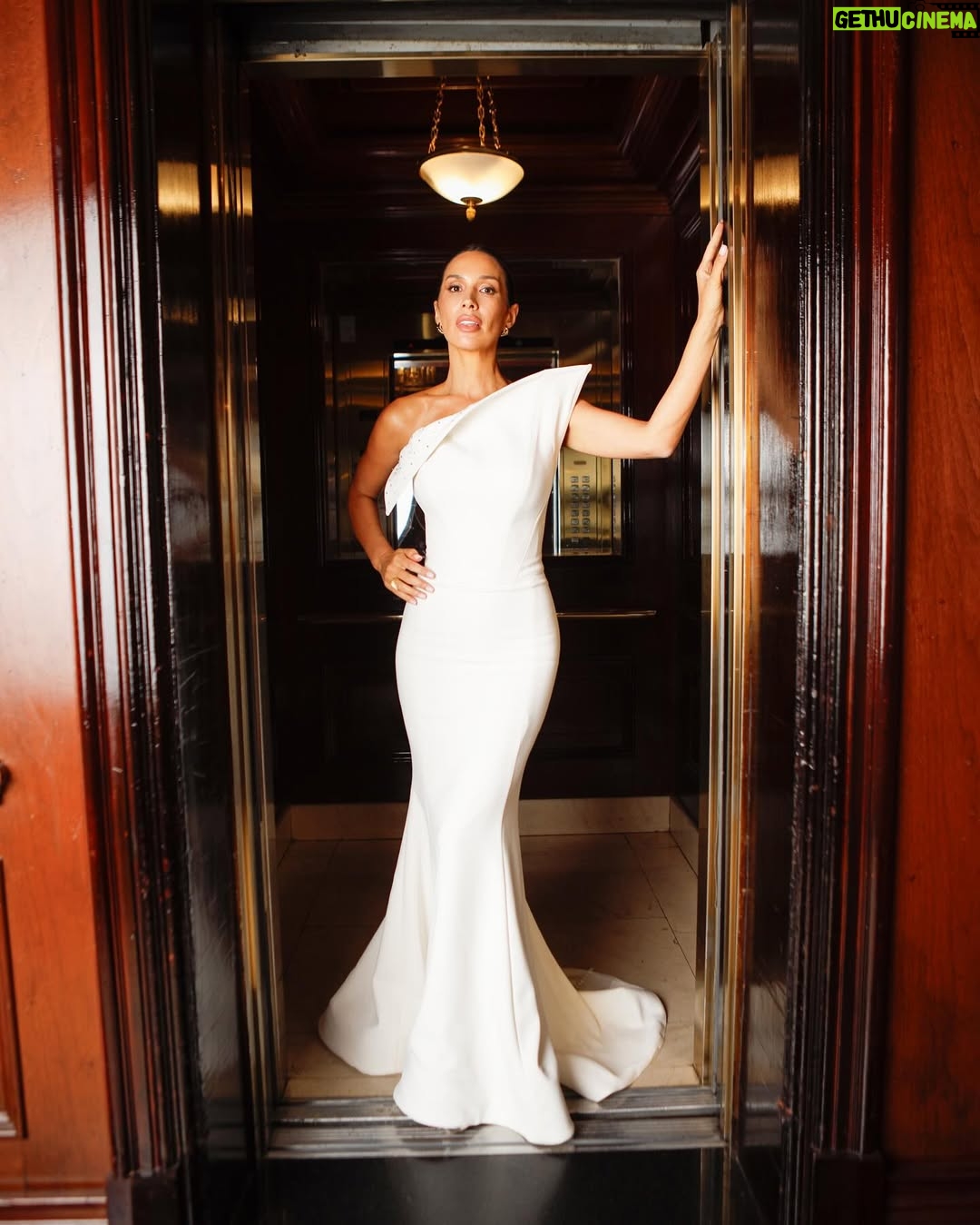 Vanesa Borghi - 13.3K Likes - Paso por acá para agradecerles por sus mensajes y por la buena energía .
Son pocos segundos en la alfombra, pero es un trabajo de meses para los que trabajaron en este hermoso look. Por lo mismo gracias a este equipo maravilloso ✨
@linachiuminatto @doloresgazitua @makarena_montaner @carstanjoyas
Ph @ifuran
