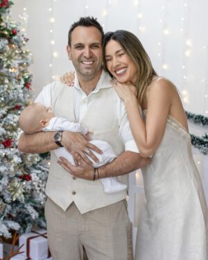 Vanesa Borghi Instagram - Navidad para mí significa AMOR

Va más allá de armar el árbol y de los regalos, siempre sentí que tenía un lindo mensaje, porque era una fecha para reunirse con la familia, para acercarse a quien por algún motivo uno se había alejado, para perdonar. Lo solía asociar a lo espiritual por sobre lo material. 
Son lindos sentimientos los que me trae este mes, me da pena estar lejos de mi familia. Pero esta es la que hemos formado con Carlitos y no puedo estar más feliz ❤️

Falta Lulú en la foto en las hermosas fotos que nos hizo @mimiwebber_fotografia , gracias por retratar los mejores momentos con Teo.

Que significa la navidad para ti?