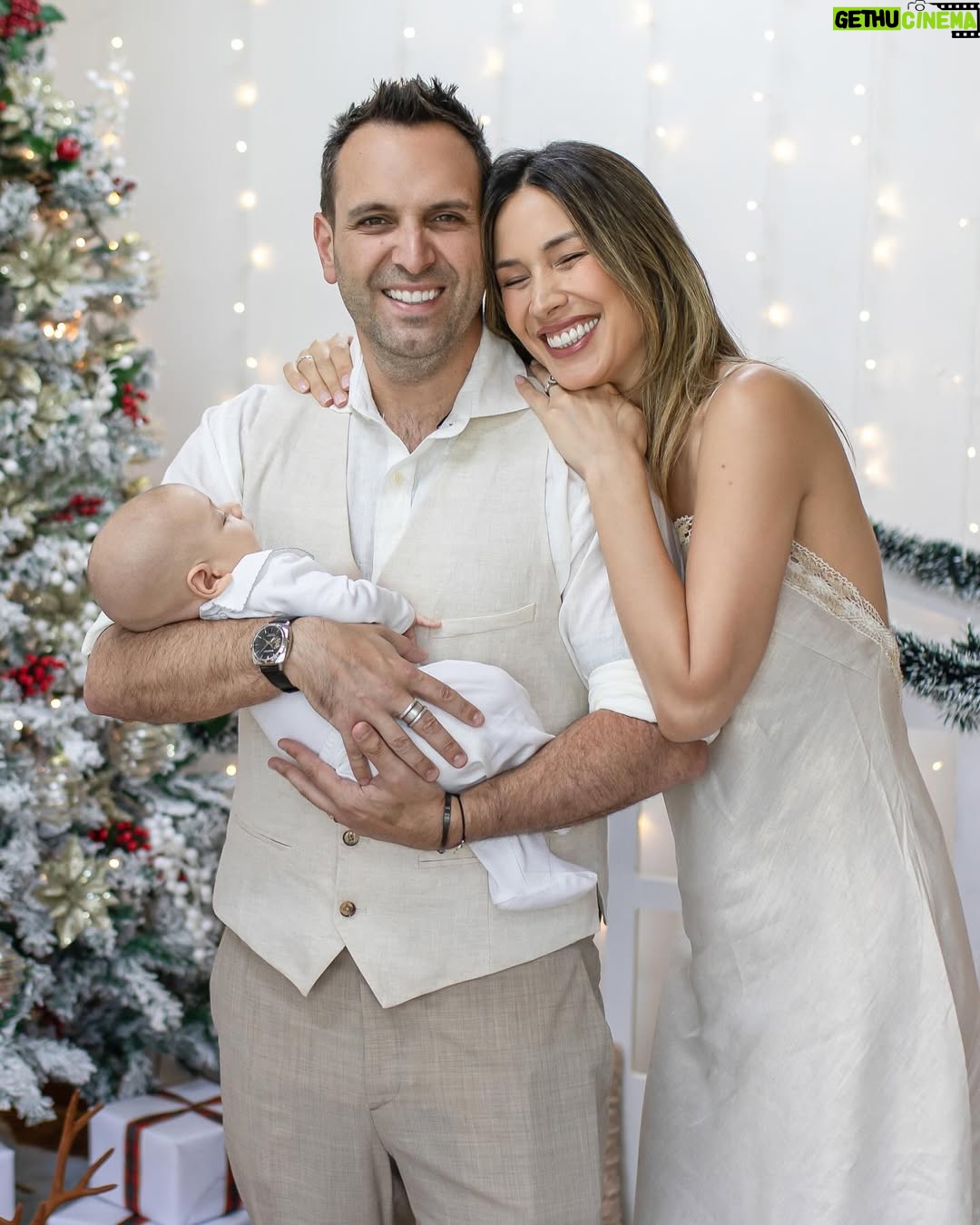 Vanesa Borghi - 29K Likes - Navidad para mí significa AMOR
Va más allá de armar el árbol y de los regalos, siempre sentí que tenía un lindo mensaje, porque era una fecha para reunirse con la familia, para acercarse a quien por algún motivo uno se había alejado, para perdonar. Lo solía asociar a lo espiritual por sobre lo material.
Son lindos sentimientos los que me trae este mes, me da pena estar lejos de mi familia. Pero esta es la que hemos formado con Carlitos y no puedo estar más feliz ❤️
Falta Lulú en la foto en las hermosas fotos que nos hizo @mimiwebber_fotografia , gracias por retratar los mejores momentos con Teo.
Que significa la navidad para ti?