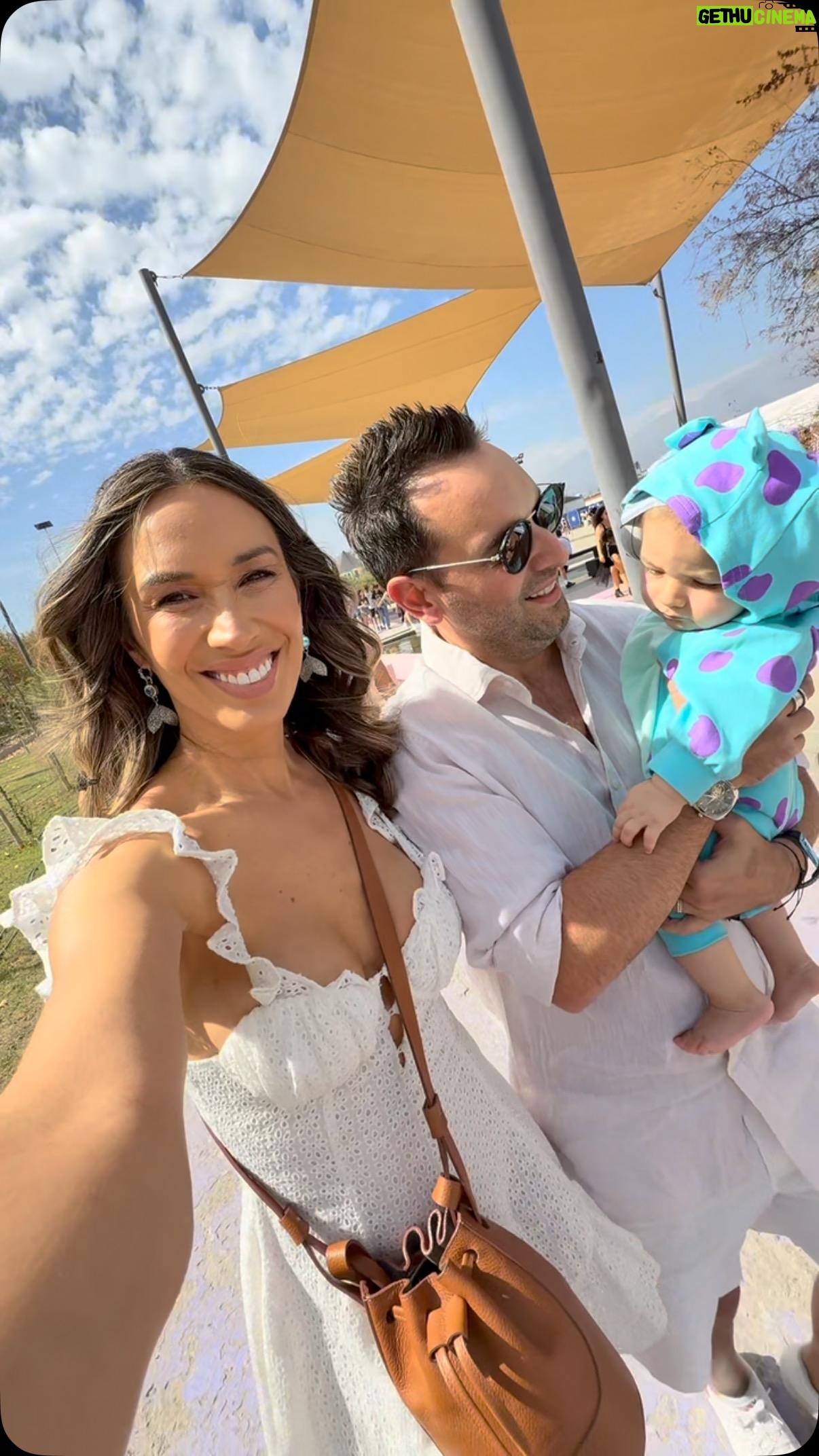 Vanesa Borghi - 11.1K Likes - Nuestra experiencia en @lollapaloozacl con un bebé. La verdad yo no sé si será porque el gordito se porta muy bien pero todo resultó de maravillas! Incluso durmió una pequeña siesta en mis brazos. Se podía llevar coche y no ponían ningún inconveniente con todas las cosas que eran de él. Hacía mucho calor por lo que fuimos solo unas horas, al gordito le pusimos foto protector para bebé y audífonos para el ruido ya que estaban fuertes los parlantes. Pasamos por el stand de @omodajaecoo.chile porque quería ver el j7 híbrido además de compartir un ratito con los amantes de la marca.
Todo estuvo perfecto, mucha gente, buen ambiente y excelente música .