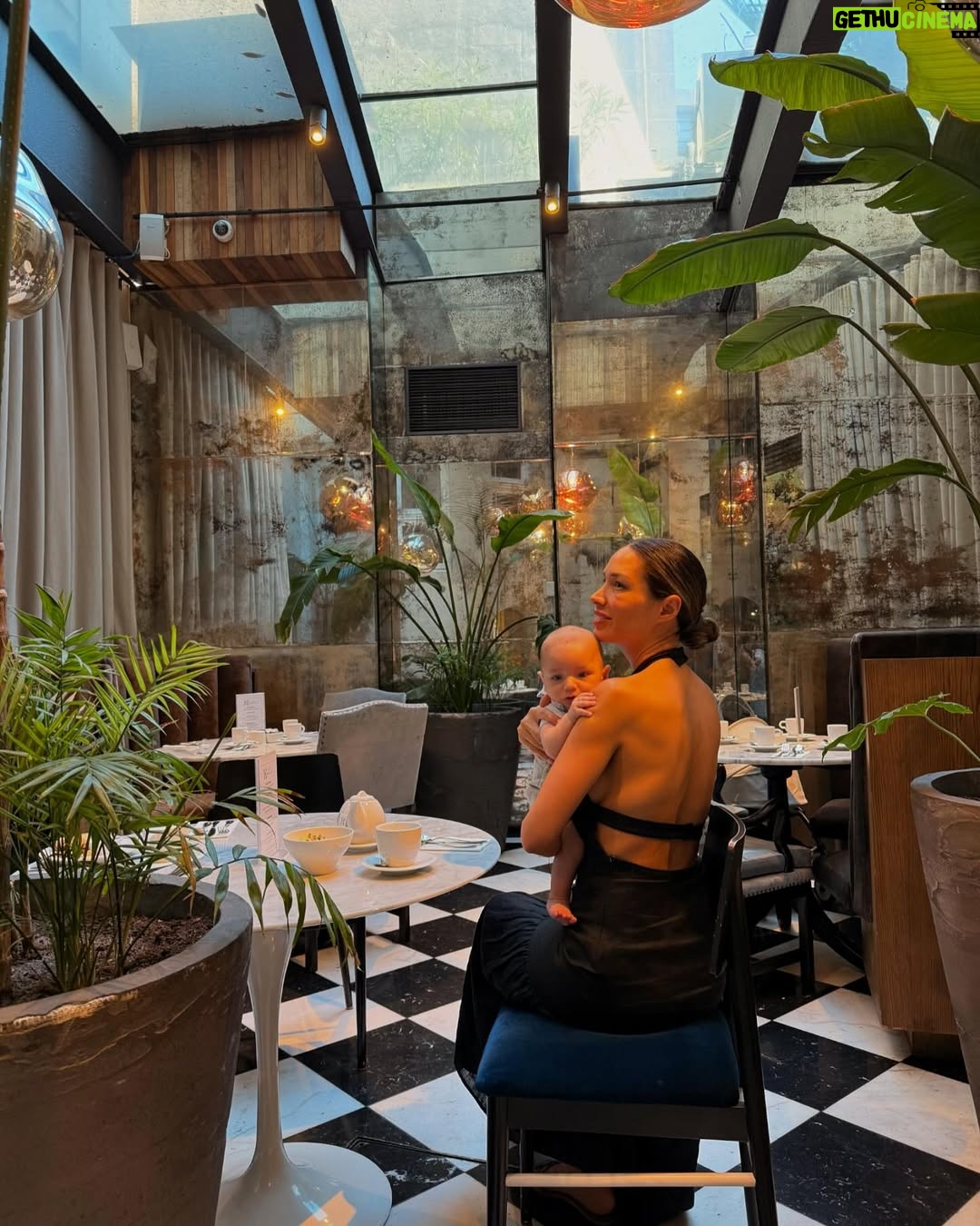 Vanesa Borghi - 4.4K Likes - En familia todo se vive mejor!
Días atrás fuimos al @hotelmagnoliacl y la pasamos genial, tuvimos varios momentos ricos donde charlamos, regaloneamos y compartimos los tres juntitos.
Si bien nuestro bebe es chiquito vamos con él para todos lados, siempre tomando las precauciones necesarias para que no pase frío o mucho calor, que se sienta cómodo él y nosotros.
Esta Familia es muy Feliz disfrutando momentos juntos…