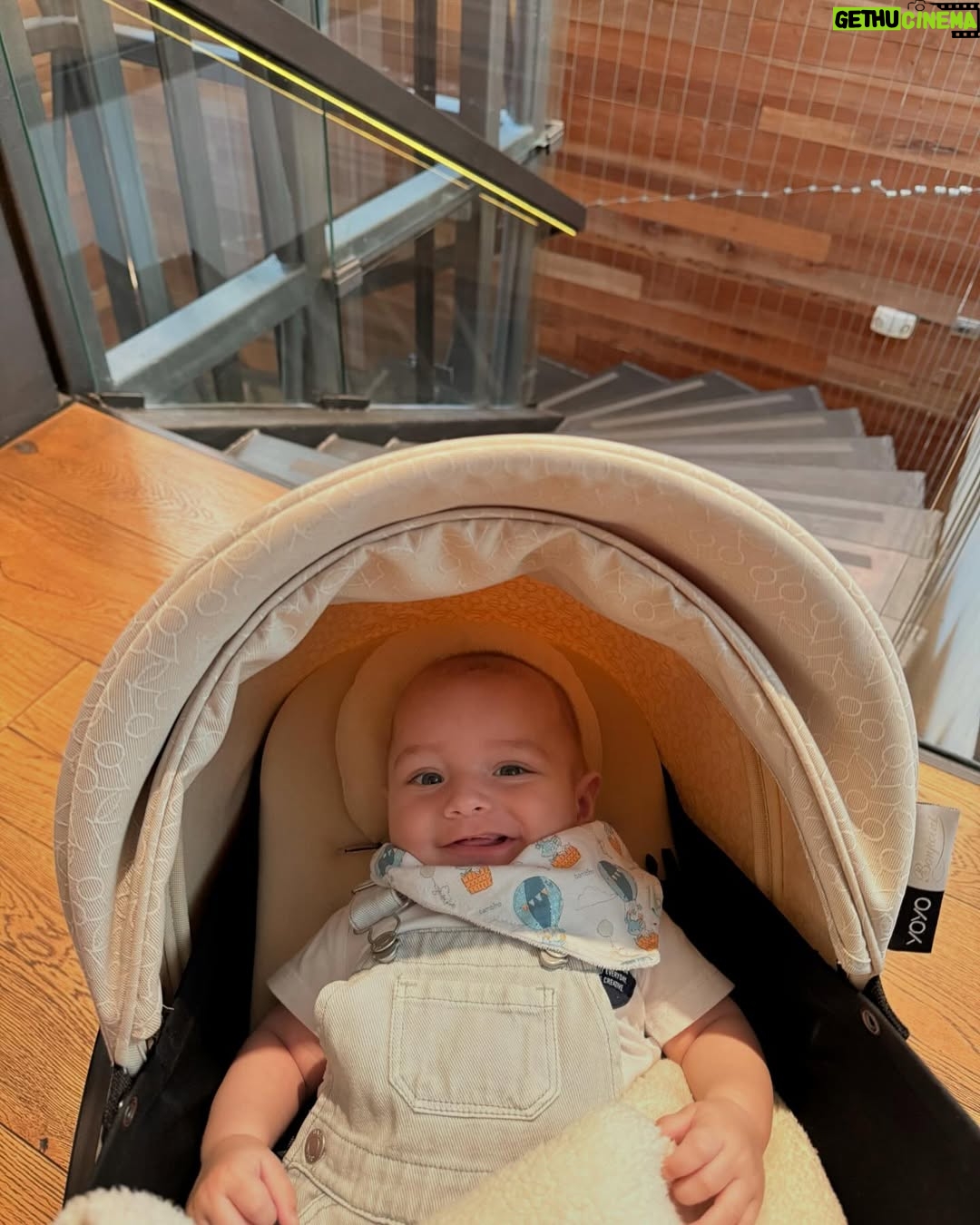 Vanesa Borghi - 4.4K Likes - En familia todo se vive mejor!
Días atrás fuimos al @hotelmagnoliacl y la pasamos genial, tuvimos varios momentos ricos donde charlamos, regaloneamos y compartimos los tres juntitos.
Si bien nuestro bebe es chiquito vamos con él para todos lados, siempre tomando las precauciones necesarias para que no pase frío o mucho calor, que se sienta cómodo él y nosotros.
Esta Familia es muy Feliz disfrutando momentos juntos…
