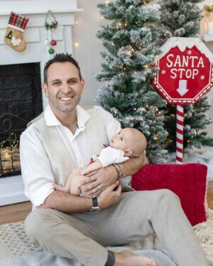 Vanesa Borghi Instagram - Navidad para mí significa AMOR

Va más allá de armar el árbol y de los regalos, siempre sentí que tenía un lindo mensaje, porque era una fecha para reunirse con la familia, para acercarse a quien por algún motivo uno se había alejado, para perdonar. Lo solía asociar a lo espiritual por sobre lo material. 
Son lindos sentimientos los que me trae este mes, me da pena estar lejos de mi familia. Pero esta es la que hemos formado con Carlitos y no puedo estar más feliz ❤️

Falta Lulú en la foto en las hermosas fotos que nos hizo @mimiwebber_fotografia , gracias por retratar los mejores momentos con Teo.

Que significa la navidad para ti?