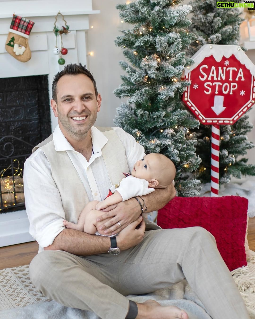 Vanesa Borghi - 29K Likes - Navidad para mí significa AMOR
Va más allá de armar el árbol y de los regalos, siempre sentí que tenía un lindo mensaje, porque era una fecha para reunirse con la familia, para acercarse a quien por algún motivo uno se había alejado, para perdonar. Lo solía asociar a lo espiritual por sobre lo material.
Son lindos sentimientos los que me trae este mes, me da pena estar lejos de mi familia. Pero esta es la que hemos formado con Carlitos y no puedo estar más feliz ❤️
Falta Lulú en la foto en las hermosas fotos que nos hizo @mimiwebber_fotografia , gracias por retratar los mejores momentos con Teo.
Que significa la navidad para ti?