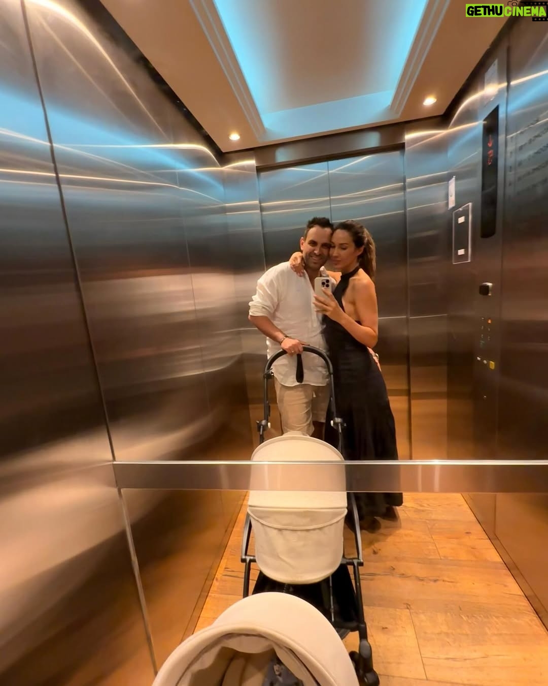 Vanesa Borghi - 4.4K Likes - En familia todo se vive mejor!
Días atrás fuimos al @hotelmagnoliacl y la pasamos genial, tuvimos varios momentos ricos donde charlamos, regaloneamos y compartimos los tres juntitos.
Si bien nuestro bebe es chiquito vamos con él para todos lados, siempre tomando las precauciones necesarias para que no pase frío o mucho calor, que se sienta cómodo él y nosotros.
Esta Familia es muy Feliz disfrutando momentos juntos…