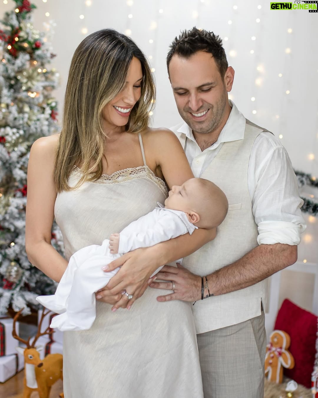 Vanesa Borghi - 29K Likes - Navidad para mí significa AMOR
Va más allá de armar el árbol y de los regalos, siempre sentí que tenía un lindo mensaje, porque era una fecha para reunirse con la familia, para acercarse a quien por algún motivo uno se había alejado, para perdonar. Lo solía asociar a lo espiritual por sobre lo material.
Son lindos sentimientos los que me trae este mes, me da pena estar lejos de mi familia. Pero esta es la que hemos formado con Carlitos y no puedo estar más feliz ❤️
Falta Lulú en la foto en las hermosas fotos que nos hizo @mimiwebber_fotografia , gracias por retratar los mejores momentos con Teo.
Que significa la navidad para ti?