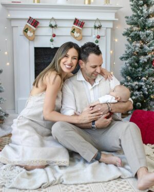 Vanesa Borghi Instagram - Navidad para mí significa AMOR

Va más allá de armar el árbol y de los regalos, siempre sentí que tenía un lindo mensaje, porque era una fecha para reunirse con la familia, para acercarse a quien por algún motivo uno se había alejado, para perdonar. Lo solía asociar a lo espiritual por sobre lo material. 
Son lindos sentimientos los que me trae este mes, me da pena estar lejos de mi familia. Pero esta es la que hemos formado con Carlitos y no puedo estar más feliz ❤️

Falta Lulú en la foto en las hermosas fotos que nos hizo @mimiwebber_fotografia , gracias por retratar los mejores momentos con Teo.

Que significa la navidad para ti?