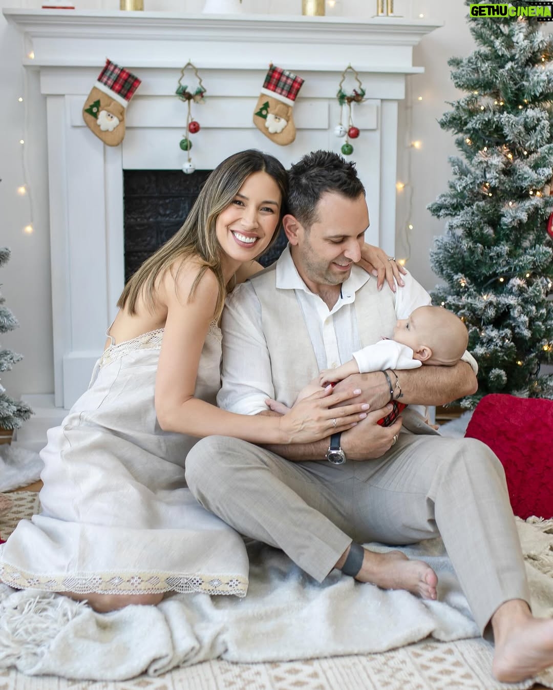 Vanesa Borghi - 29K Likes - Navidad para mí significa AMOR
Va más allá de armar el árbol y de los regalos, siempre sentí que tenía un lindo mensaje, porque era una fecha para reunirse con la familia, para acercarse a quien por algún motivo uno se había alejado, para perdonar. Lo solía asociar a lo espiritual por sobre lo material.
Son lindos sentimientos los que me trae este mes, me da pena estar lejos de mi familia. Pero esta es la que hemos formado con Carlitos y no puedo estar más feliz ❤️
Falta Lulú en la foto en las hermosas fotos que nos hizo @mimiwebber_fotografia , gracias por retratar los mejores momentos con Teo.
Que significa la navidad para ti?