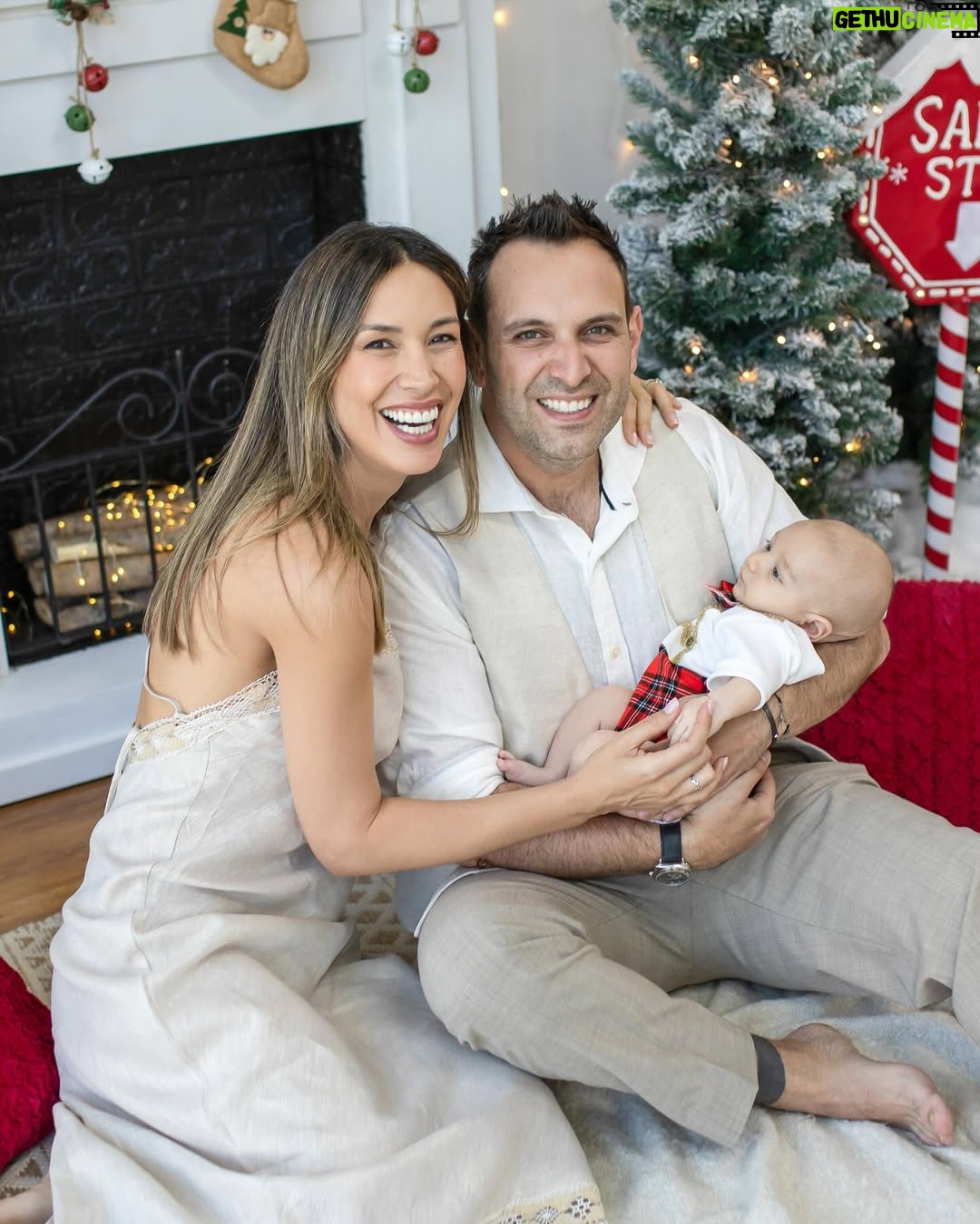 Vanesa Borghi - 29K Likes - Navidad para mí significa AMOR
Va más allá de armar el árbol y de los regalos, siempre sentí que tenía un lindo mensaje, porque era una fecha para reunirse con la familia, para acercarse a quien por algún motivo uno se había alejado, para perdonar. Lo solía asociar a lo espiritual por sobre lo material.
Son lindos sentimientos los que me trae este mes, me da pena estar lejos de mi familia. Pero esta es la que hemos formado con Carlitos y no puedo estar más feliz ❤️
Falta Lulú en la foto en las hermosas fotos que nos hizo @mimiwebber_fotografia , gracias por retratar los mejores momentos con Teo.
Que significa la navidad para ti?