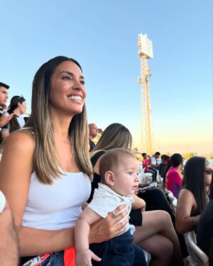 Vanesa Borghi Instagram - Un día podemos estar en la Gala y otro en el estadio, así somos nosotros…

Ayer por primera vez fue al estadio! La pasó bien, eso sí fuimos sólo un tiempo porque ya era tarde para él y estaba cansado, pero no lloró y estuvo tranquilo. Cuando sentimos que había mucho ruido usamos los audífonos y nos funcionó super .

Ustedes creen que el gordito será del Colo o de la Cato como @cgarcesghisolfo ?