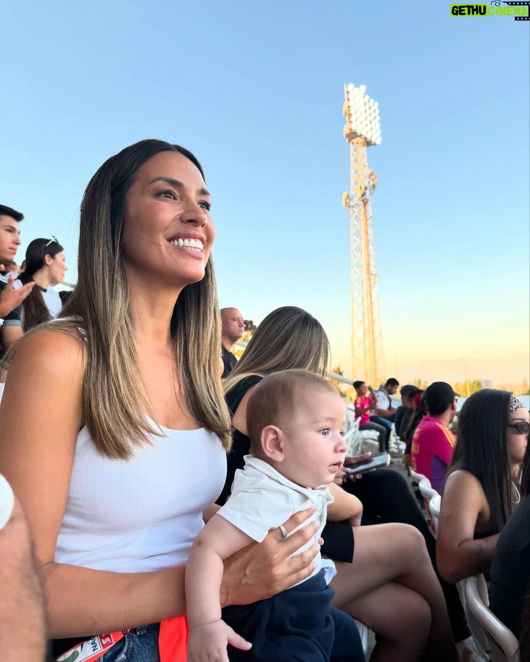 Vanesa Borghi - 38.6K Likes - Un día podemos estar en la Gala y otro en el estadio, así somos nosotros…
Ayer por primera vez fue al estadio! La pasó bien, eso sí fuimos sólo un tiempo porque ya era tarde para él y estaba cansado, pero no lloró y estuvo tranquilo. Cuando sentimos que había mucho ruido usamos los audífonos y nos funcionó super .
Ustedes creen que el gordito será del Colo o de la Cato como @cgarcesghisolfo ?