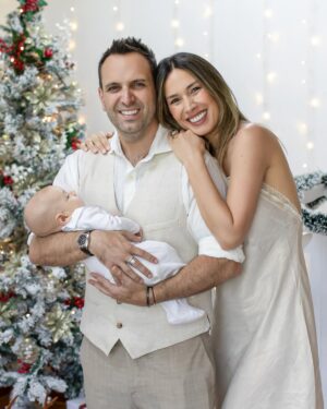 Vanesa Borghi Instagram - Navidad para mí significa AMOR

Va más allá de armar el árbol y de los regalos, siempre sentí que tenía un lindo mensaje, porque era una fecha para reunirse con la familia, para acercarse a quien por algún motivo uno se había alejado, para perdonar. Lo solía asociar a lo espiritual por sobre lo material. 
Son lindos sentimientos los que me trae este mes, me da pena estar lejos de mi familia. Pero esta es la que hemos formado con Carlitos y no puedo estar más feliz ❤️

Falta Lulú en la foto en las hermosas fotos que nos hizo @mimiwebber_fotografia , gracias por retratar los mejores momentos con Teo.

Que significa la navidad para ti?