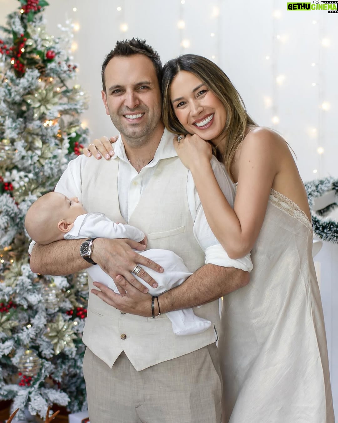 Vanesa Borghi - 29K Likes - Navidad para mí significa AMOR
Va más allá de armar el árbol y de los regalos, siempre sentí que tenía un lindo mensaje, porque era una fecha para reunirse con la familia, para acercarse a quien por algún motivo uno se había alejado, para perdonar. Lo solía asociar a lo espiritual por sobre lo material.
Son lindos sentimientos los que me trae este mes, me da pena estar lejos de mi familia. Pero esta es la que hemos formado con Carlitos y no puedo estar más feliz ❤️
Falta Lulú en la foto en las hermosas fotos que nos hizo @mimiwebber_fotografia , gracias por retratar los mejores momentos con Teo.
Que significa la navidad para ti?