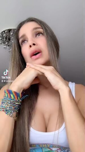 Vanessa Jeri Instagram - Feliz miércoles 🤭✌🏼 
Iniciemos este mes de junio contentos , con sentido del humor ,no te tomes nada personal, V I V E 💚