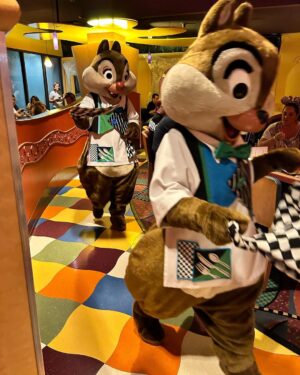 Vanessa Jeri Instagram - Mi genteee 😃✌🏼 quiero compartir con ustedes mi visita a uno de los Hoteles de @disneyland y fuimos a @goofyskitchenrestaurant para que mi hijita conociera algunos personajes de Disney,la verdad quedamos encantados y lo disfrutamos mucho 🎀🩷😃

Ya les estaré compartiendo algunos tips y mi percepción con respecto algunos parques temáticos 😉