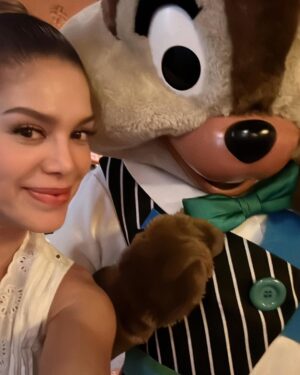 Vanessa Jeri Instagram - Mi genteee 😃✌🏼 quiero compartir con ustedes mi visita a uno de los Hoteles de @disneyland y fuimos a @goofyskitchenrestaurant para que mi hijita conociera algunos personajes de Disney,la verdad quedamos encantados y lo disfrutamos mucho 🎀🩷😃

Ya les estaré compartiendo algunos tips y mi percepción con respecto algunos parques temáticos 😉