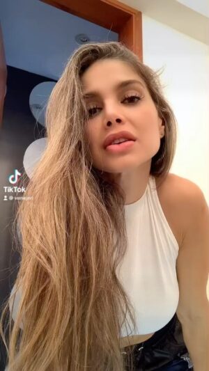Vanessa Jeri Instagram - Todo de ti 🤩✌🏼🛼 @rauwalejandro 🎶
.
Y tú … En qué inviertes tus latidos ?? ❣️
.
Los Leo 😃