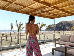 Vanessa Jeri Instagram - Los cuerpos reales no existen y menos tienen estereotipos. Ejemplo : 
Una persona con celulitis o con estrías no es más real que otra que no las tenga , ya sea por un tema de genética o un estilo de vida sano.
El dar a luz de una forma natural o dar a luz por cesárea Tampoco te hace menos mujer ni menos “valiente”, ambos son partos… y así sucesivamente 😁✌🏼

#bueniniciodesemana 
#estilodevida #sano #vidasana #amorpropio #mujer #unica #tu 💛