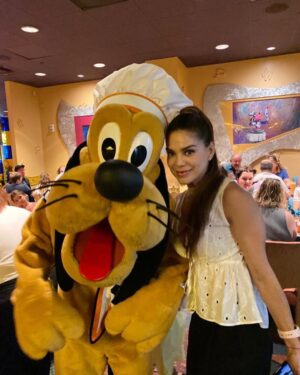 Vanessa Jeri Instagram - Mi genteee 😃✌🏼 quiero compartir con ustedes mi visita a uno de los Hoteles de @disneyland y fuimos a @goofyskitchenrestaurant para que mi hijita conociera algunos personajes de Disney,la verdad quedamos encantados y lo disfrutamos mucho 🎀🩷😃

Ya les estaré compartiendo algunos tips y mi percepción con respecto algunos parques temáticos 😉