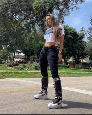 Vanessa Jeri Instagram - TU VALOR NO DEPENDE DE LA OPINIÓN QUE TENGAN OTRAS PERSONAS DE TI. ✨😉✨
.
Feliz sábado 💖