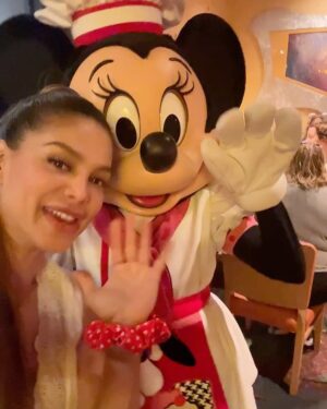 Vanessa Jeri Instagram - Mi genteee 😃✌🏼 quiero compartir con ustedes mi visita a uno de los Hoteles de @disneyland y fuimos a @goofyskitchenrestaurant para que mi hijita conociera algunos personajes de Disney,la verdad quedamos encantados y lo disfrutamos mucho 🎀🩷😃

Ya les estaré compartiendo algunos tips y mi percepción con respecto algunos parques temáticos 😉