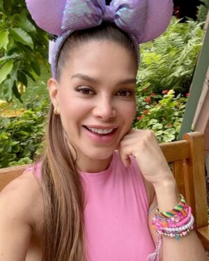 Vanessa Jeri Instagram - En Disney’s Grand Californian Hotel , disfrutando con la familia ❤️😁✌🏼