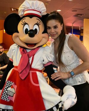 Vanessa Jeri Instagram - Mi genteee 😃✌🏼 quiero compartir con ustedes mi visita a uno de los Hoteles de @disneyland y fuimos a @goofyskitchenrestaurant para que mi hijita conociera algunos personajes de Disney,la verdad quedamos encantados y lo disfrutamos mucho 🎀🩷😃

Ya les estaré compartiendo algunos tips y mi percepción con respecto algunos parques temáticos 😉