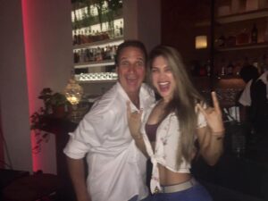 Vanessa Jeri Instagram - Feliz cumpleaños !!! Cutititi @thorsen.christian encontré esta linda foto y de verdad que refleja lo que somos , me siento una persona honrada de tener tu amistad tantos años,compartir contigo siempre es muy divertido, Gracias por ser esa persona tan especial que siempre está allí para ayudarme, orientarme y corregirme.
Te mando un abrazo grande hermanito, . ¡Te quiero un montón! Que Dios te bendiga 🎂🎉🎊🥳