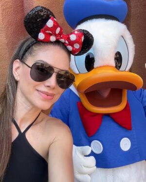 Vanessa Jeri Instagram - Disneyland CA📍Es un universo mágico, emocionante y de momentos inolvidables en familia ♥️🙌🏻🙏🏼😍🥰