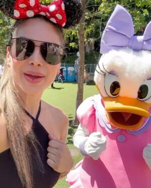 Vanessa Jeri Instagram - Disneyland CA📍Es un universo mágico, emocionante y de momentos inolvidables en familia ♥️🙌🏻🙏🏼😍🥰