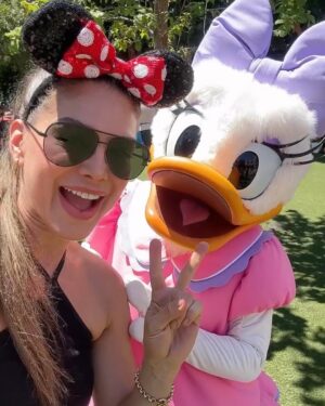 Vanessa Jeri Instagram - Disneyland CA📍Es un universo mágico, emocionante y de momentos inolvidables en familia ♥️🙌🏻🙏🏼😍🥰