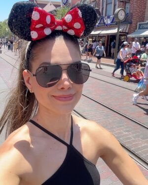 Vanessa Jeri Instagram - Disneyland CA📍Es un universo mágico, emocionante y de momentos inolvidables en familia ♥️🙌🏻🙏🏼😍🥰