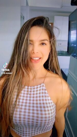 Vanessa Jeri Instagram - Que digan lo que quieran de mi 🎼 Tomarse las cosas con humor, es un privilegio de la inteligencia😉✌🏼

#olgatañon #quediganloquequierandemi #parati #foryou #fy #fyp #fypシ #actriz #diversion #music #positivevibes