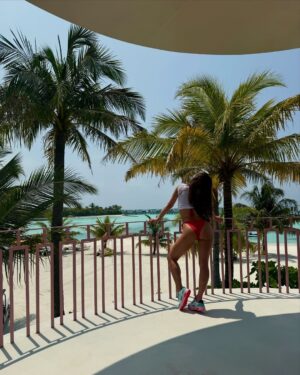 Vanessa Mai Instagram - Sorry, bin immer noch hier 😬 (P.s. Zum Glück ist die Coconut nicht „gone“ 😆 Slide 4 🥥) #SOMaldives | Anzeige