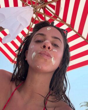 Vanessa Mai Instagram - Sorry sorry…ich bin hier #SOmaldives 🛵🍨 | Anzeige