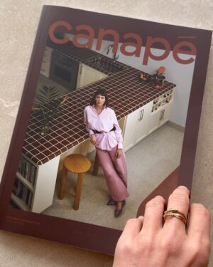 Vanessa Pilon Instagram - J’vais pas vous mentir: Voir notre projet extérieur mis en lumière dans le dernier numéro du magazine Canapé, ça m’a rendue fière en titi.

On a tellement mis d’amour et de travail pour concrétiser notre vision: une cour où tout s’intègre au paysage, question qu’il y ait une transition douce entre la nature et nos installations.

On a eu de la chance d’être accompagnés et soutenus par @piscinesmova , une entreprise d’ici qui a créé avec nous une piscine dont la couleur évoque les étendues d’eau naturelles du Québec, plutôt que les plages de Cuba. 

La p’tite neige d’avril qui tombe ce matin donne l’impression que l’été est encore loin devant, mais mine de rien, ça s’en vient.

Conseil: Si jamais vous pensez à une piscine pour cet été, c’est vraiment le meilleur moment pour entamer le projet.

Merci aussi à:
🌳 @humblenature_hn pour le mobilier 
🌳 @aiglonindigo pour la sélection de végétaux indigènes 
🌳 @la_roche_posee pour l’aménagement 
🌳 @guillaume.stamand pour les photos