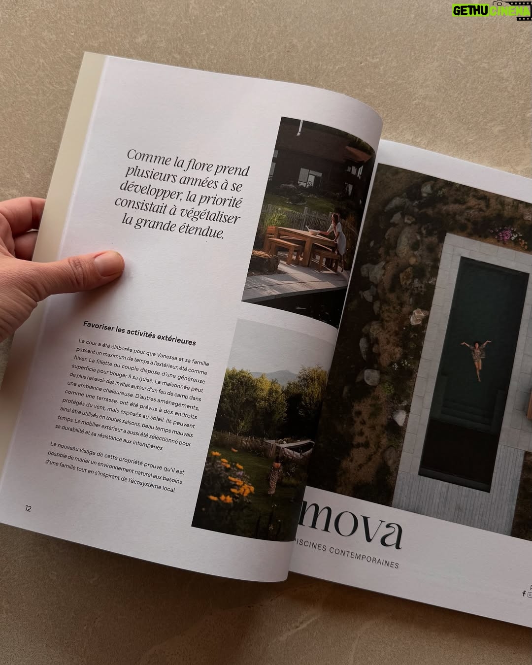 Vanessa Pilon - 3.3K Likes - Jāvais pas vous mentir: Voir notre projet extĆ©rieur mis en lumiĆØre dans le dernier numĆ©ro du magazine CanapĆ©, Ƨa māa rendue fiĆØre en titi.
On a tellement mis dāamour et de travail pour concrĆ©tiser notre vision: une cour où tout sāintĆØgre au paysage, question quāil y ait une transition douce entre la nature et nos installations.
On a eu de la chance dāĆŖtre accompagnĆ©s et soutenus par @piscinesmova , une entreprise dāici qui a crƩƩ avec nous une piscine dont la couleur Ć©voque les Ć©tendues dāeau naturelles du QuĆ©bec, plutĆ“t que les plages de Cuba.
La pātite neige dāavril qui tombe ce matin donne lāimpression que lāĆ©tĆ© est encore loin devant, mais mine de rien, Ƨa sāen vient.
Conseil: Si jamais vous pensez Ć une piscine pour cet Ć©tĆ©, cāest vraiment le meilleur moment pour entamer le projet.
Merci aussi Ć :
š³ @humblenature_hn pour le mobilier
š³ @aiglonindigo pour la sĆ©lection de vĆ©gĆ©taux indigĆØnes
š³ @la_roche_posee pour lāamĆ©nagement
š³ @guillaume.stamand pour les photos