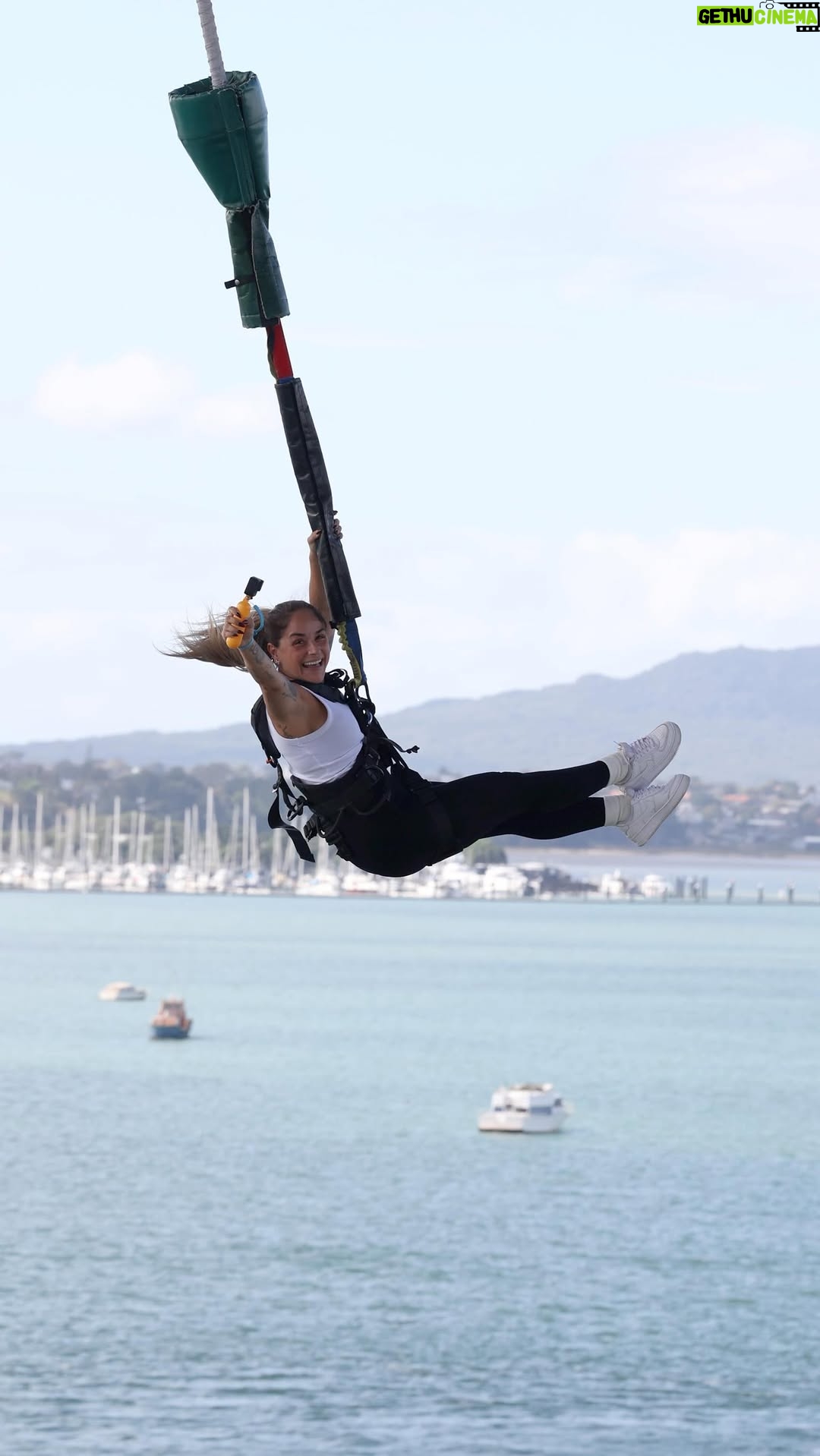 Vanessa Silva - 3.3K Likes - Esperei anos pra fazer isto e finalmente fiz num sítio incrível com pessoas incríveis! Que dia o de hoje em Auckland, New Zealand🩵
(Tive de saltar duas vezes para ter a certeza 😏😉😂)