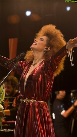 Vanessa da Mata - 18.1K Likes - ♥️ “Neste mundo de tantos anos
Entre tantos outros
Que sorte a nossa, hein?
Entre tantas paixões
Esse encontro, nós dois
Esse amor”
🎶Ainda Bem (Composição: Vanessa da Mata / Liminha)
Ainda bem
Que você vive comigo
Porque senão
Como seria esta vida?
Sei lá, sei lá
Nos dias frios em que nós estamos juntos
Nos abraçamos sob o nosso conforto
De amar, de amar
Se há dores, tudo fica mais fácil
Seu rosto silencia e faz parar
As flores que me manda são fato
Do nosso cuidado e entrega
Meus beijos sem os seus, não dariam
Os dias chegariam sem paixão
Meu corpo sem o seu, uma parte
Seria o acaso e não sorte
Neste mundo de tantos anos
Entre tantos outros
Que sorte a nossa, hein?
Entre tantas paixões
Esse encontro, nós dois, esse amor
Entre tantos anos
Entre tantos outros
Que sorte a nossa, hein?
Entre tantas paixões
Esse encontro, nós dois, esse amor
#VanessadaMata #AindaBem #EquipeVDM