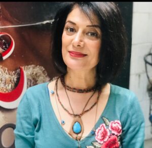 Veda Yurtsever Instagram - Konservatuvar 1. Sınıf vize sınavı zamanıydı, o vakitler genciz tabi, saç köyden geldiği doğallıkta uzun ve kıvırcıktı. Çok çalışkanım ya bir hafta ne yıkandım ne saçımı taradım. Sınavlar bitti lakin benim saçıma tarak girmiyor, bir cinnet anıydı, saçımı cırt cırt ortadan ikiye bölüp makası bir sağa bir sola vurdum, bu boyda kestiğimi 3 gün sonra gidip kuaförde 3 numaraya vurdurdum. Anama da bitlendim dedim dil altı hapını verirken;) Hayatımın en konforlu 4 senesiydi yeminlen, şimdi resepsiyon versin biri , bir rujla hazır olurum derdim. Neyse, çok özledim o günleri de mevzu o değil, işlem göre göre epey yıprımıştı saçım, yöntemim değişmedi sadece, kendim kestim gene bi cinnet anında, ilk kesişimi anlatmam ondan. 3 gün deli kovalamış gibi dolaştım ortalıkta da sonra sevgili @haruncici  derleyip topladı saçımı kominist bıyıklarıyla. Gönül istiyor sıfıra vurmayı da lakin sektör zor rol bulur bana.  Benim için küçük sizler için büyük bir adım attım🫣🤷‍♀️🤓🤪