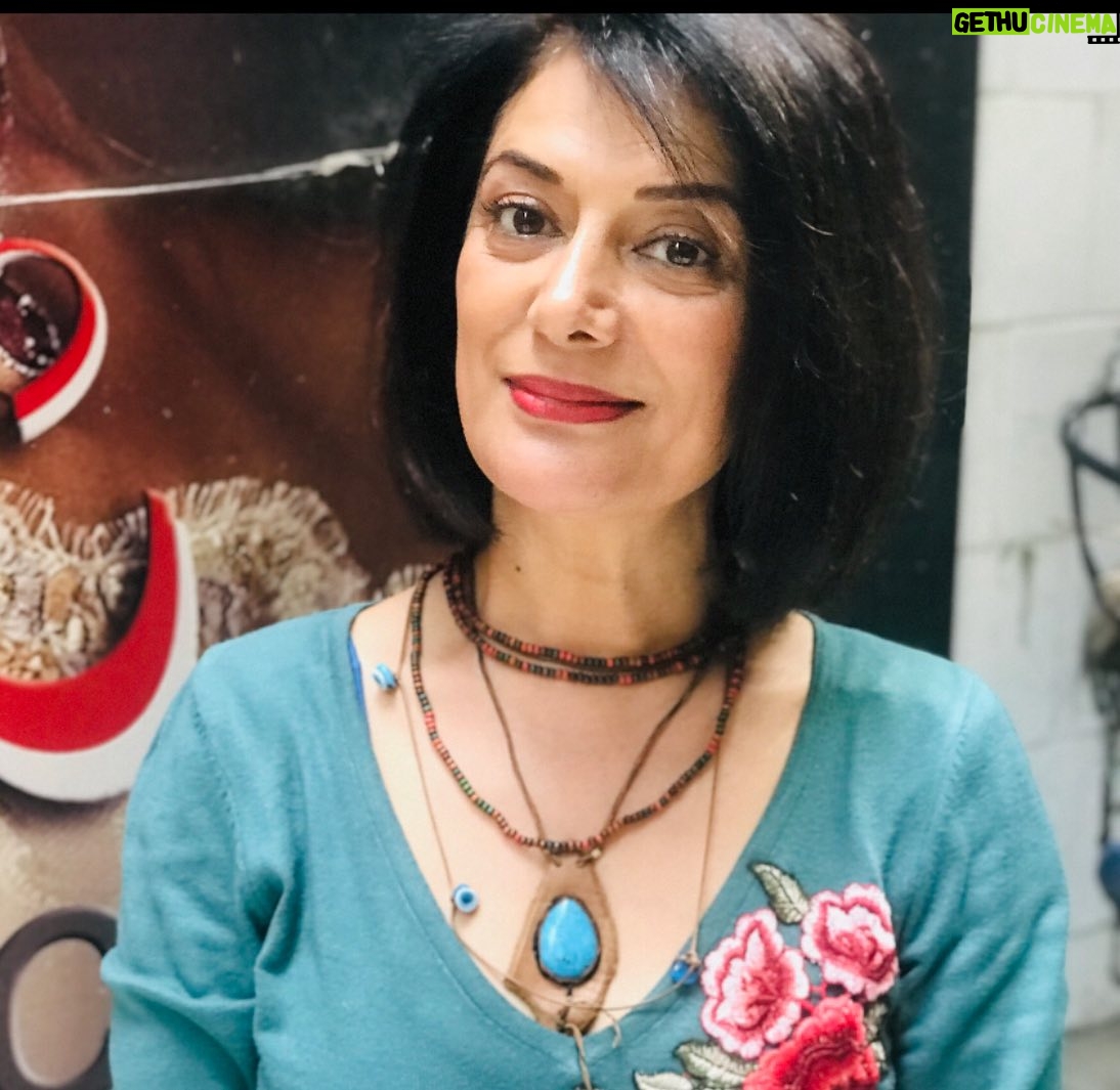 Veda Yurtsever - 5.6K Likes - Konservatuvar 1. Sınıf vize sınavı zamanıydı, o vakitler genciz tabi, saç köyden geldiği doğallıkta uzun ve kıvırcıktı. Çok çalışkanım ya bir hafta ne yıkandım ne saçımı taradım. Sınavlar bitti lakin benim saçıma tarak girmiyor, bir cinnet anıydı, saçımı cırt cırt ortadan ikiye bölüp makası bir sağa bir sola vurdum, bu boyda kestiğimi 3 gün sonra gidip kuaförde 3 numaraya vurdurdum. Anama da bitlendim dedim dil altı hapını verirken;) Hayatımın en konforlu 4 senesiydi yeminlen, şimdi resepsiyon versin biri , bir rujla hazır olurum derdim. Neyse, çok özledim o günleri de mevzu o değil, işlem göre göre epey yıprımıştı saçım, yöntemim değişmedi sadece, kendim kestim gene bi cinnet anında, ilk kesişimi anlatmam ondan. 3 gün deli kovalamış gibi dolaştım ortalıkta da sonra sevgili @haruncici derleyip topladı saçımı kominist bıyıklarıyla. Gönül istiyor sıfıra vurmayı da lakin sektör zor rol bulur bana. Benim için küçük sizler için büyük bir adım attım🫣🤷♀️🤓🤪