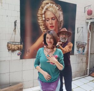 Veda Yurtsever Instagram - Konservatuvar 1. Sınıf vize sınavı zamanıydı, o vakitler genciz tabi, saç köyden geldiği doğallıkta uzun ve kıvırcıktı. Çok çalışkanım ya bir hafta ne yıkandım ne saçımı taradım. Sınavlar bitti lakin benim saçıma tarak girmiyor, bir cinnet anıydı, saçımı cırt cırt ortadan ikiye bölüp makası bir sağa bir sola vurdum, bu boyda kestiğimi 3 gün sonra gidip kuaförde 3 numaraya vurdurdum. Anama da bitlendim dedim dil altı hapını verirken;) Hayatımın en konforlu 4 senesiydi yeminlen, şimdi resepsiyon versin biri , bir rujla hazır olurum derdim. Neyse, çok özledim o günleri de mevzu o değil, işlem göre göre epey yıprımıştı saçım, yöntemim değişmedi sadece, kendim kestim gene bi cinnet anında, ilk kesişimi anlatmam ondan. 3 gün deli kovalamış gibi dolaştım ortalıkta da sonra sevgili @haruncici  derleyip topladı saçımı kominist bıyıklarıyla. Gönül istiyor sıfıra vurmayı da lakin sektör zor rol bulur bana.  Benim için küçük sizler için büyük bir adım attım🫣🤷‍♀️🤓🤪