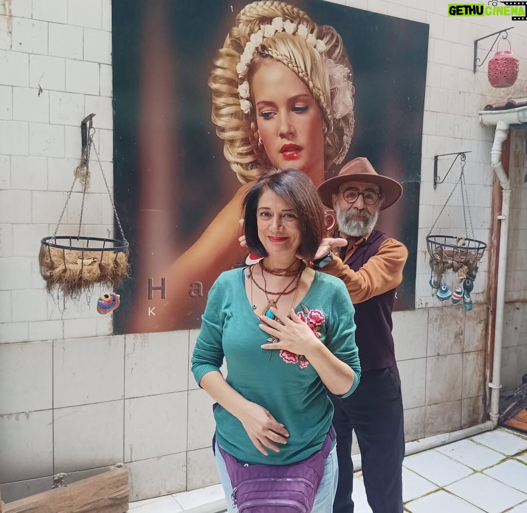 Veda Yurtsever - 5.6K Likes - Konservatuvar 1. Sınıf vize sınavı zamanıydı, o vakitler genciz tabi, saç köyden geldiği doğallıkta uzun ve kıvırcıktı. Çok çalışkanım ya bir hafta ne yıkandım ne saçımı taradım. Sınavlar bitti lakin benim saçıma tarak girmiyor, bir cinnet anıydı, saçımı cırt cırt ortadan ikiye bölüp makası bir sağa bir sola vurdum, bu boyda kestiğimi 3 gün sonra gidip kuaförde 3 numaraya vurdurdum. Anama da bitlendim dedim dil altı hapını verirken;) Hayatımın en konforlu 4 senesiydi yeminlen, şimdi resepsiyon versin biri , bir rujla hazır olurum derdim. Neyse, çok özledim o günleri de mevzu o değil, işlem göre göre epey yıprımıştı saçım, yöntemim değişmedi sadece, kendim kestim gene bi cinnet anında, ilk kesişimi anlatmam ondan. 3 gün deli kovalamış gibi dolaştım ortalıkta da sonra sevgili @haruncici derleyip topladı saçımı kominist bıyıklarıyla. Gönül istiyor sıfıra vurmayı da lakin sektör zor rol bulur bana. Benim için küçük sizler için büyük bir adım attım🫣🤷♀️🤓🤪