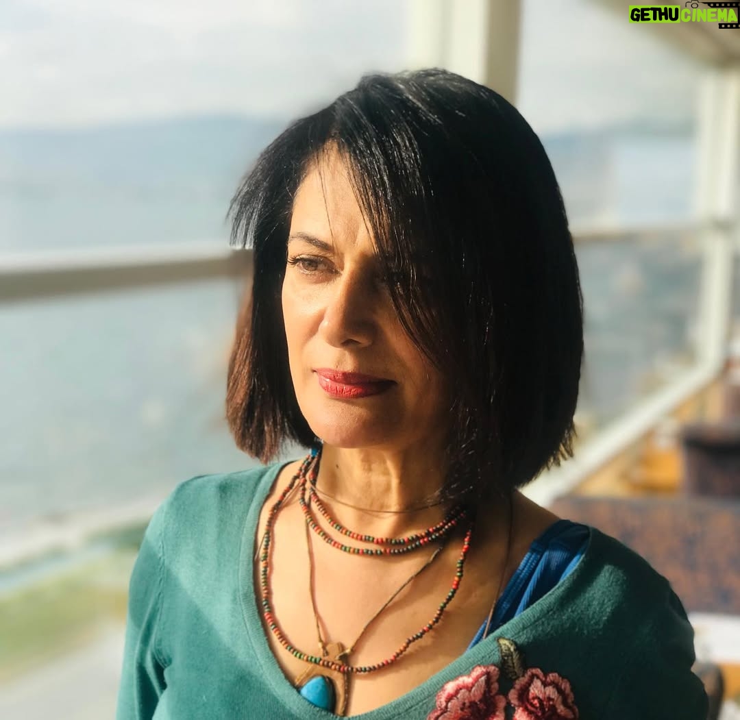Veda Yurtsever - 5.6K Likes - Konservatuvar 1. Sınıf vize sınavı zamanıydı, o vakitler genciz tabi, saç köyden geldiği doğallıkta uzun ve kıvırcıktı. Çok çalışkanım ya bir hafta ne yıkandım ne saçımı taradım. Sınavlar bitti lakin benim saçıma tarak girmiyor, bir cinnet anıydı, saçımı cırt cırt ortadan ikiye bölüp makası bir sağa bir sola vurdum, bu boyda kestiğimi 3 gün sonra gidip kuaförde 3 numaraya vurdurdum. Anama da bitlendim dedim dil altı hapını verirken;) Hayatımın en konforlu 4 senesiydi yeminlen, şimdi resepsiyon versin biri , bir rujla hazır olurum derdim. Neyse, çok özledim o günleri de mevzu o değil, işlem göre göre epey yıprımıştı saçım, yöntemim değişmedi sadece, kendim kestim gene bi cinnet anında, ilk kesişimi anlatmam ondan. 3 gün deli kovalamış gibi dolaştım ortalıkta da sonra sevgili @haruncici derleyip topladı saçımı kominist bıyıklarıyla. Gönül istiyor sıfıra vurmayı da lakin sektör zor rol bulur bana. Benim için küçük sizler için büyük bir adım attım🫣🤷♀️🤓🤪
